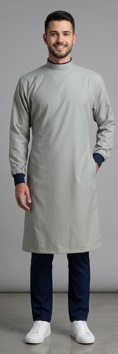 Bata antifluido unisex Papiro. Cuello alto, manga larga y máxima cobertura para entornos quirúrgicos y clínicos. Envío a toda Colombia.