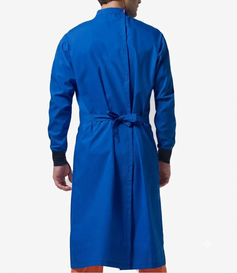 Bata antifluido unisex Papiro. Cuello alto, manga larga y máxima cobertura para entornos quirúrgicos y clínicos. Envío a toda Colombia.
