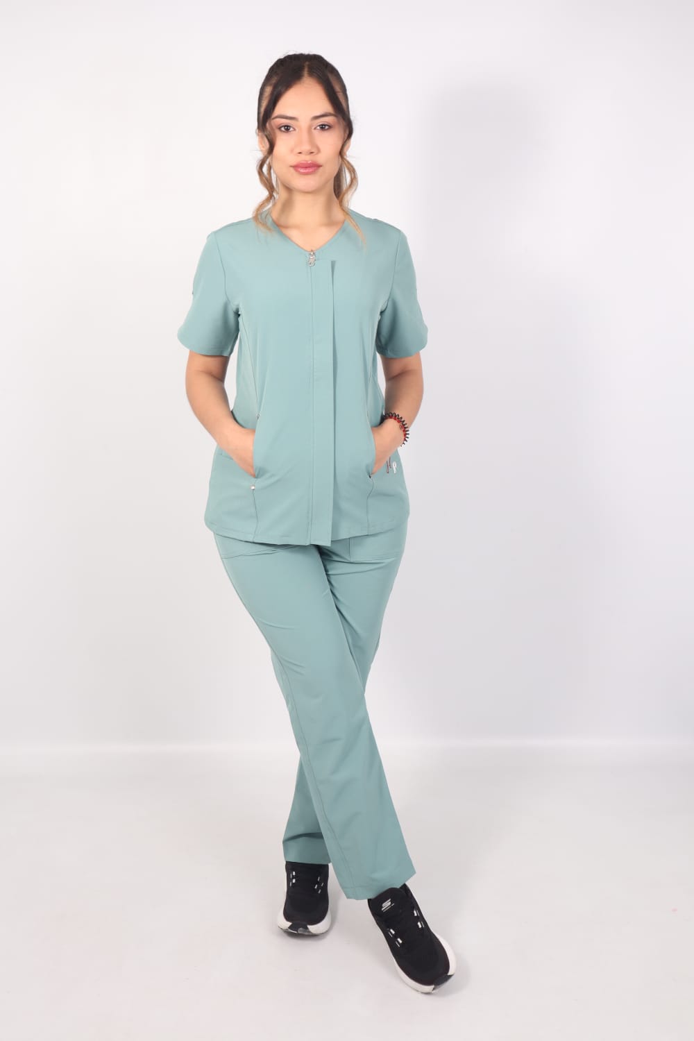 Uniforme Azalea mujer color verde pistacho; Colombia