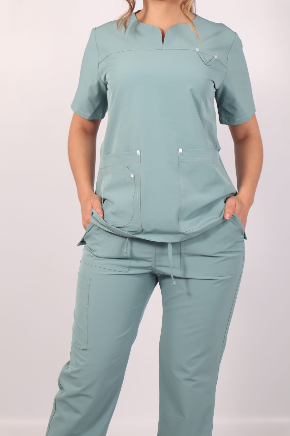 Uniforme Clavel, color verde pistacho, Colombia