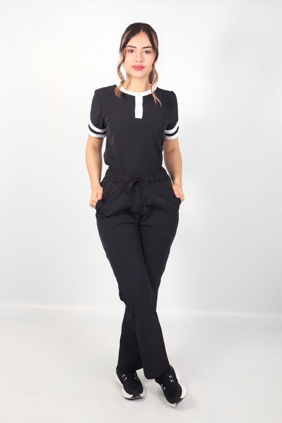 Mujer con uniforme Margarita  de Pespunte, vista frontal