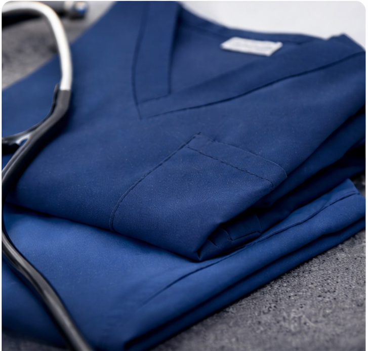 Uniforme antifluido básico rígido con protección UV